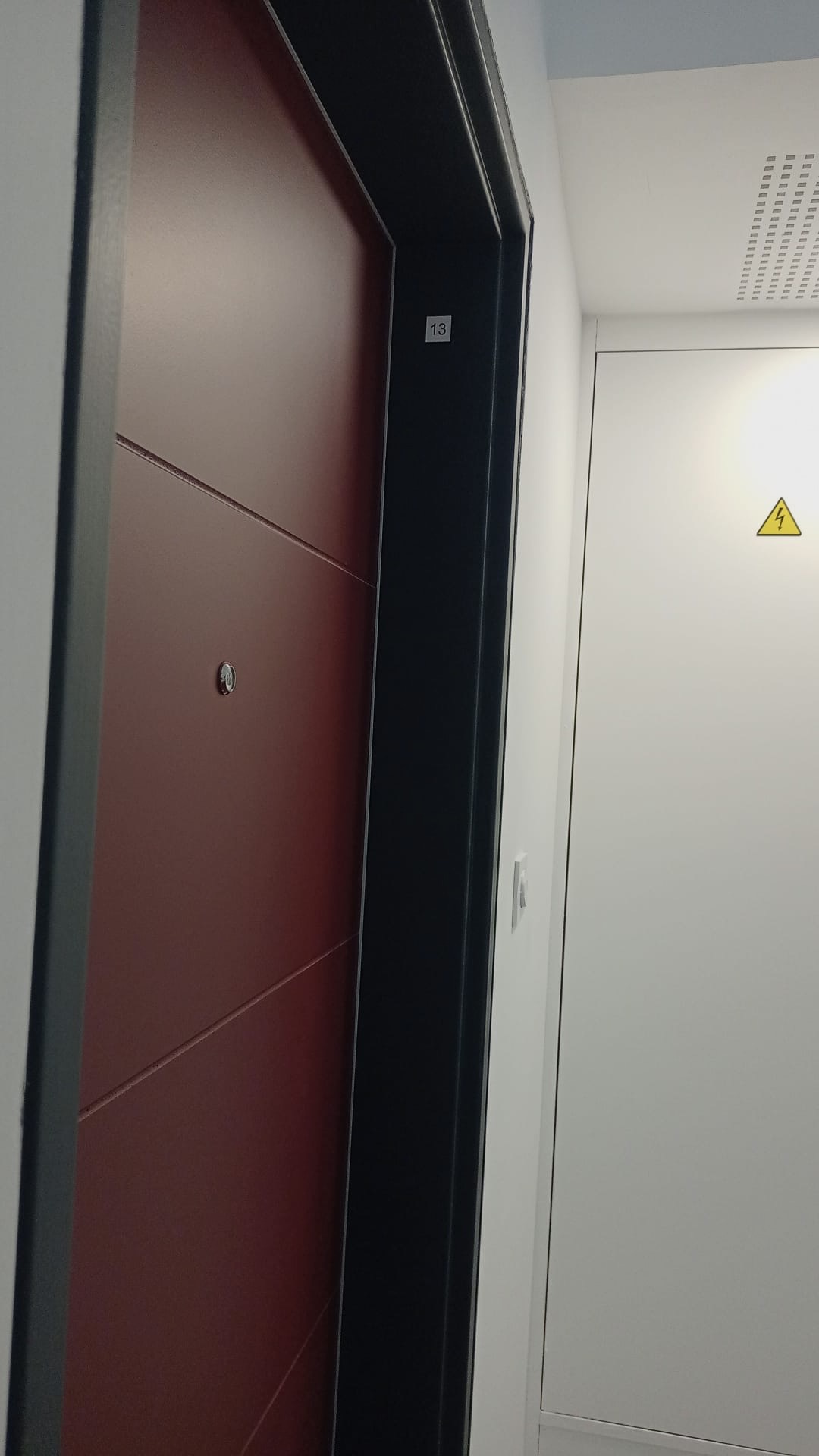 Rénovation et mise en peinture de portes extérieures réalisées avec soin par LALIMBT