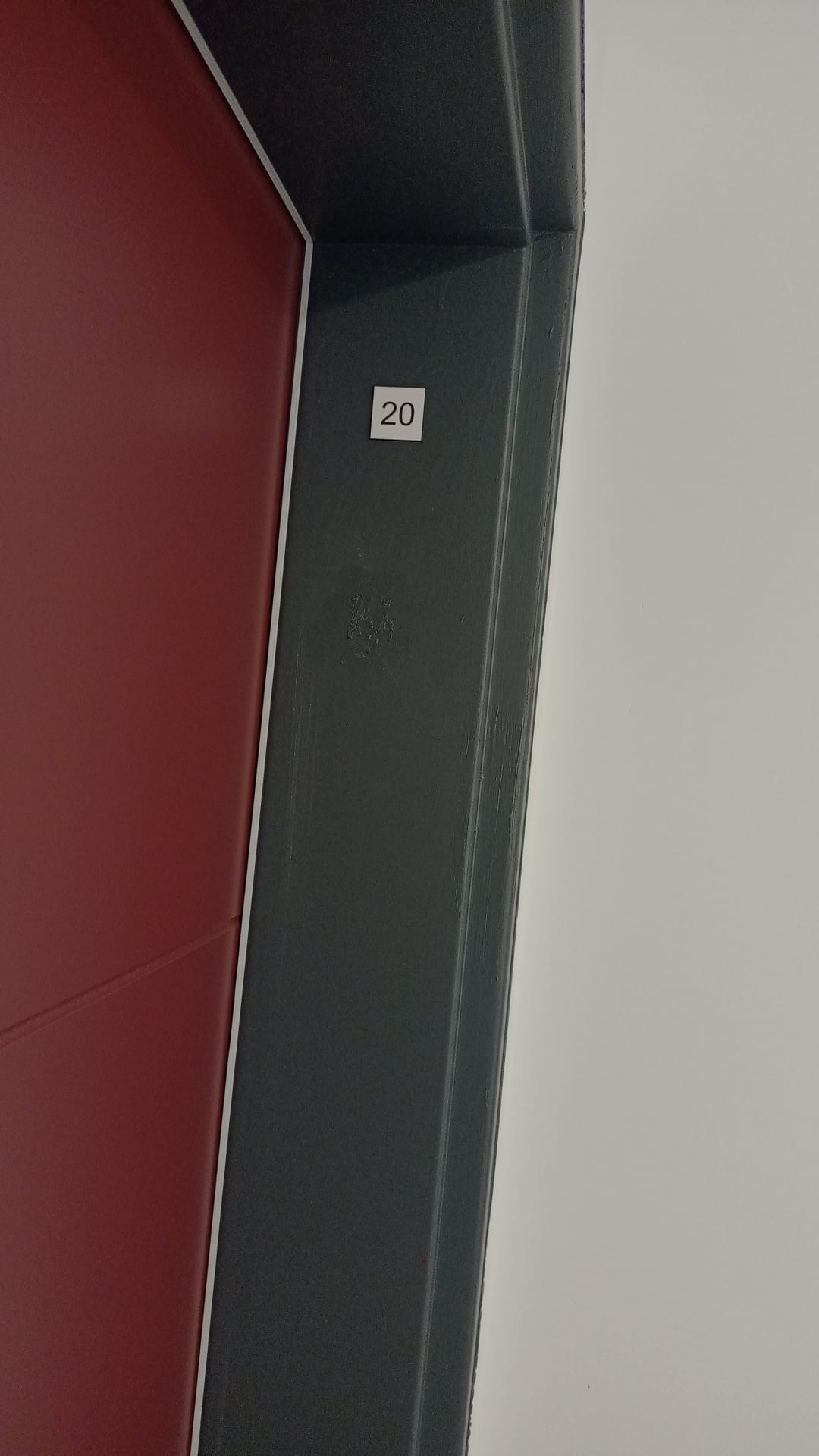 Rénovation et mise en peinture de portes extérieures réalisées avec soin par LALIMBT