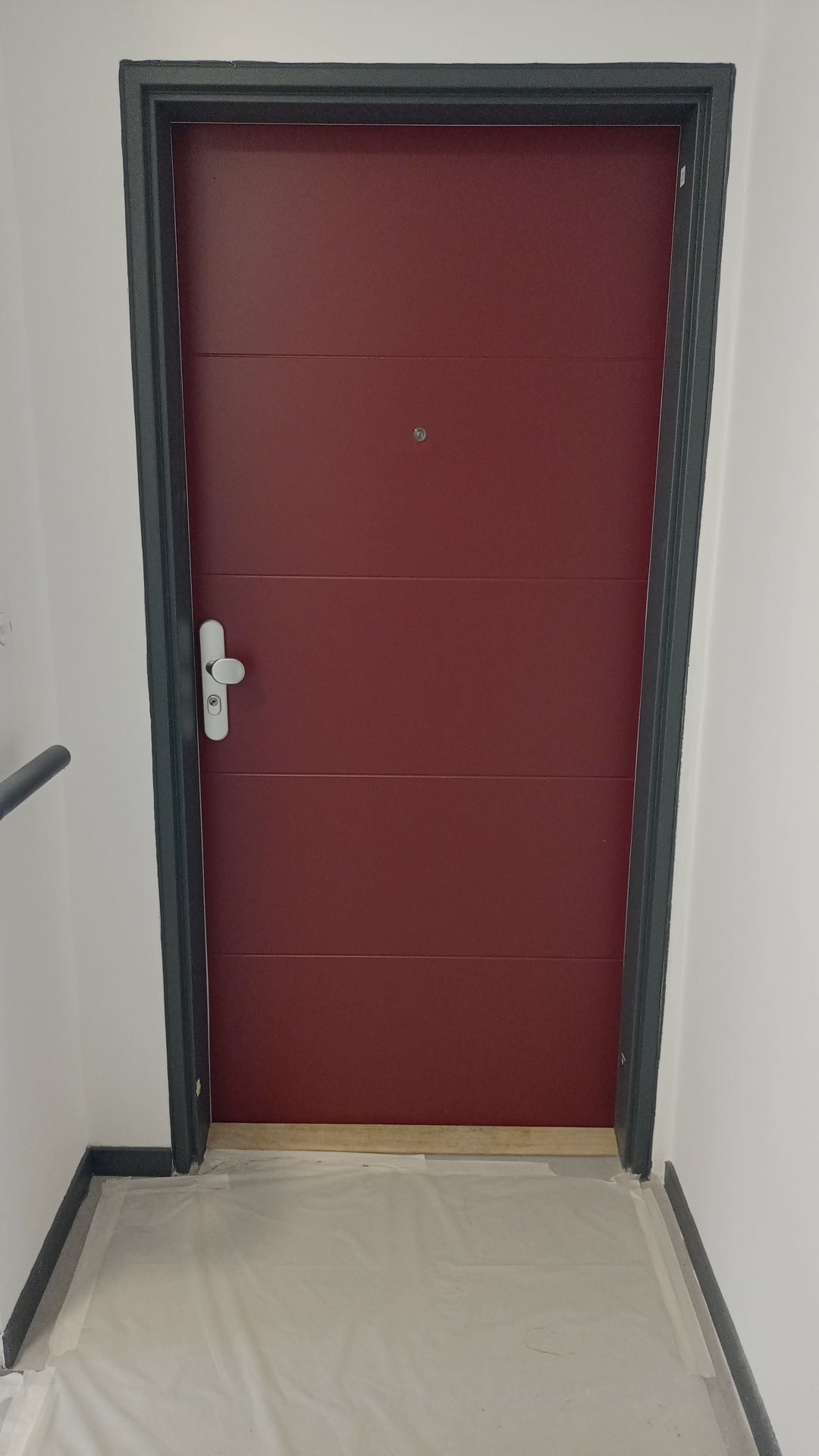 Rénovation et mise en peinture de portes extérieures réalisées avec soin par LALIMBT